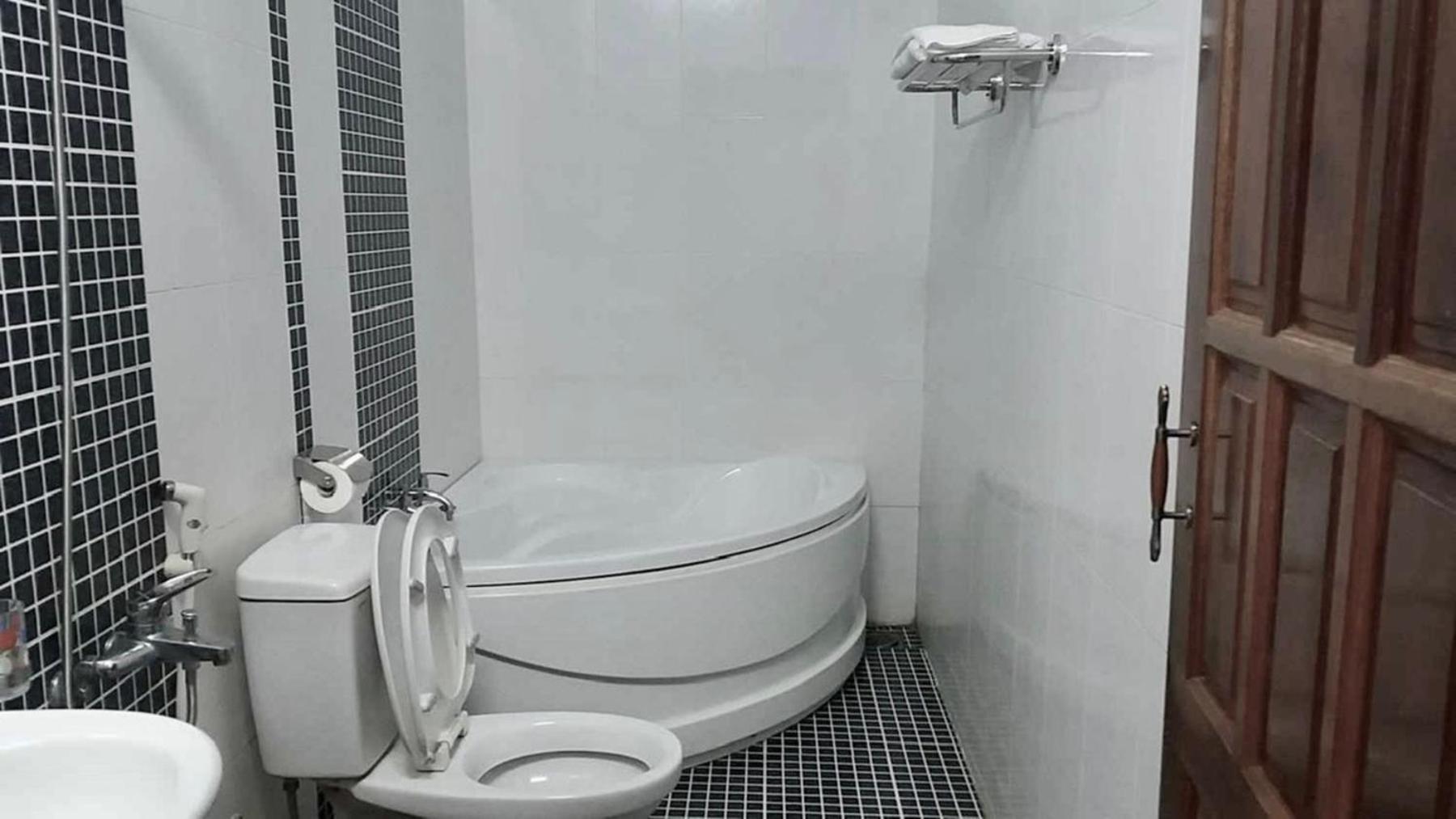 Truc Hoang Ha Hotel Kon Tum Dış mekan fotoğraf